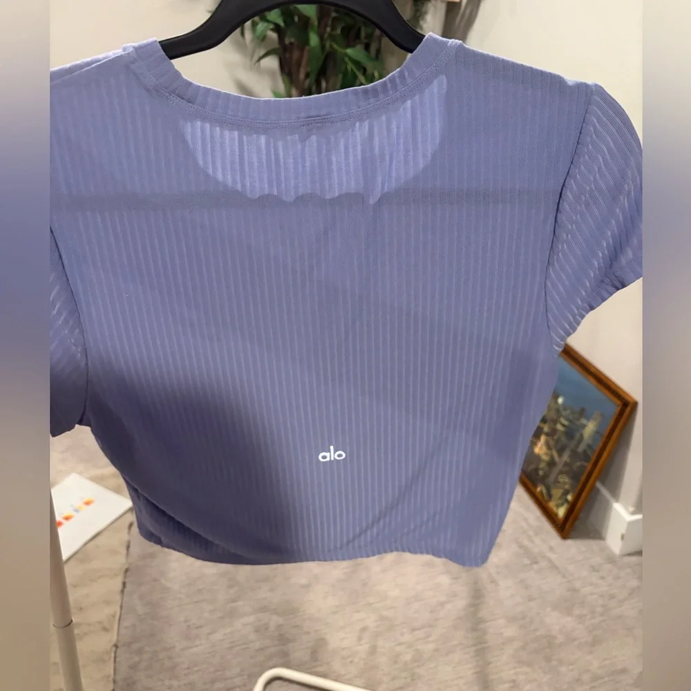 Alo Yoga Ribbed Sea Coast Cropped Shirt - Picture 2 of 2